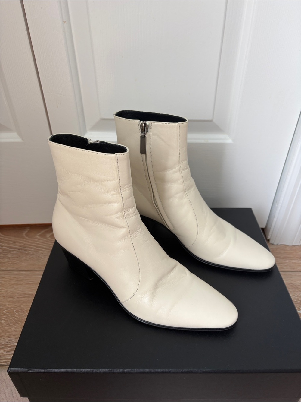 Saint Laurent Vassili 60 zip booties
Color: New Vintage Pearl